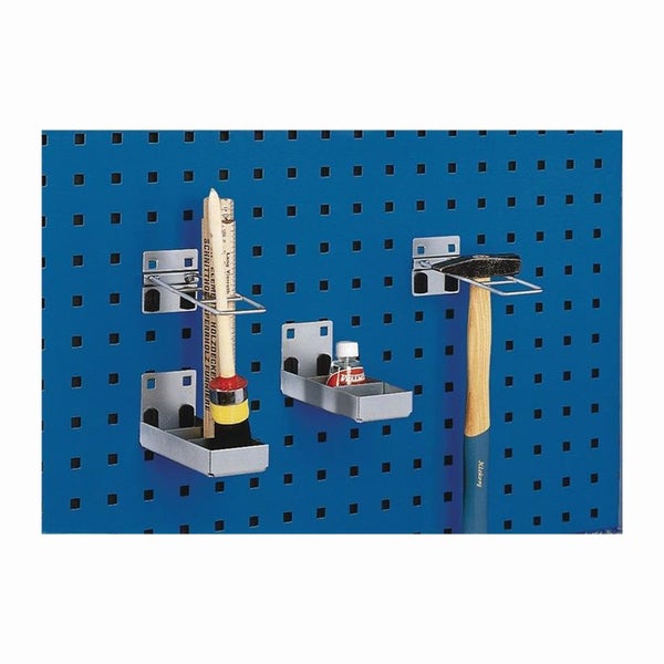 Werkzeugwand mit Hammer, Pinsel, Farbe und Halterungen