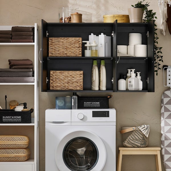 Wäschezimmer mit Waschmaschine, Wandschrank und Regal zur Aufbewahrung