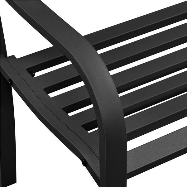 Detailaufnahme einer Gartenbank aus Metall mit Armlehne