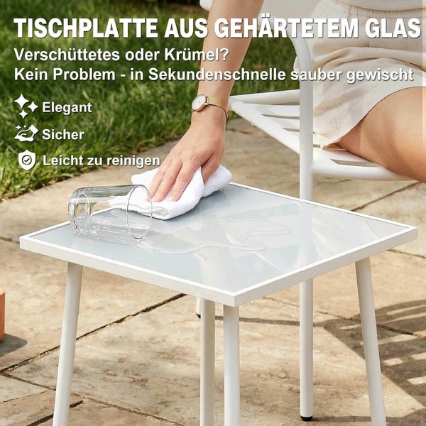 Weißer Garten-Beistelltisch mit Tischplatte aus gehärtetem Glas, die mit einem Tuch abgewischt wird.