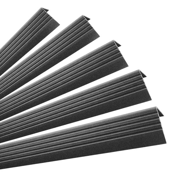 Mehrere Treppenkantenprofile aus geriffeltem Material