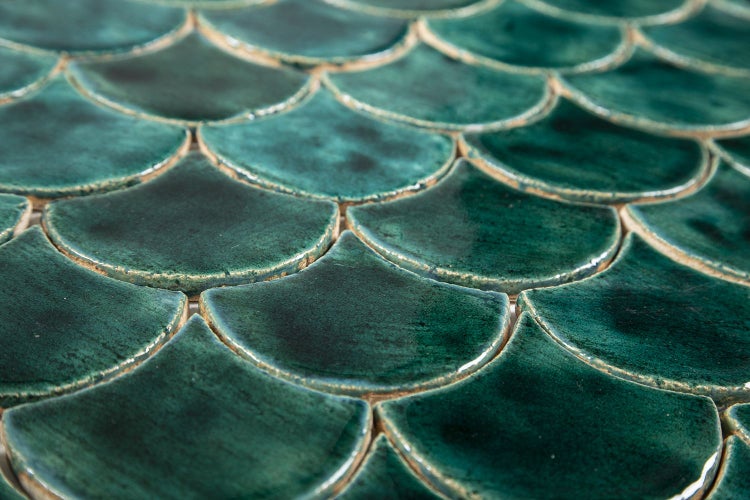 Nahaufnahme von Keramikfliesen im Schuppenmuster