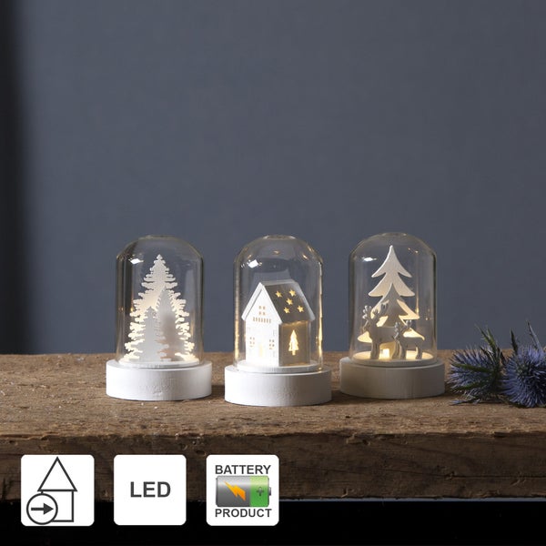 Drei LED-Dekokuppeln mit Weihnachtsbaum, Haus und Rentier auf Holzuntergrund