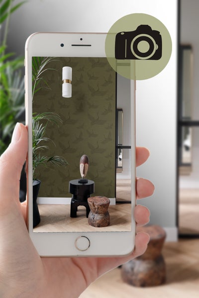 Einrichtungsbeispiel mit Tapete, Beistelltischen und Dekoration, aufgenommen mit einem Smartphone.