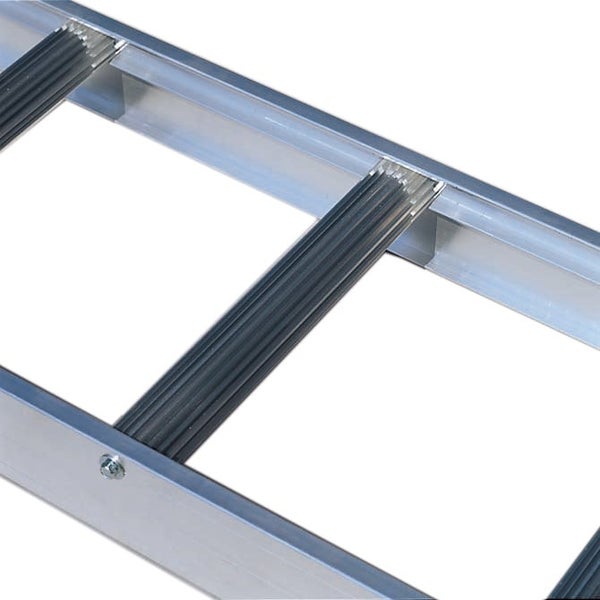 Detailansicht einer Aluminiumleiter mit profilierten Sprossen