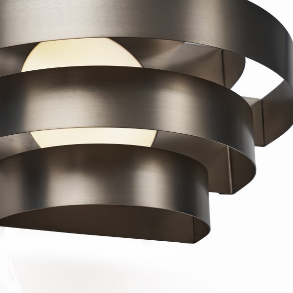 Nahaufnahme einer spiralförmigen Deckenleuchte aus Metall mit eingebauten Leuchtmitteln.