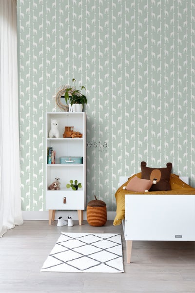 Kinderzimmer mit Giraffentapete, weißem Bücherregal und Bett