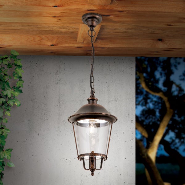 Außenpendelleuchte im klassischen Laternendesign aus Metall und Glas, die an einer Kette unter einer Holzdecke hängt.