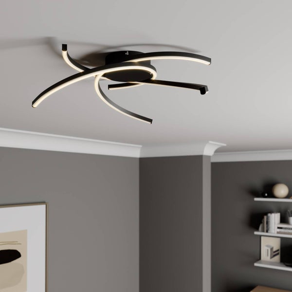 Moderne LED-Deckenleuchte mit geschwungenen, schwarzen Armen an einer weißen Decke in einem modern eingerichteten Raum mit grauen Wänden.