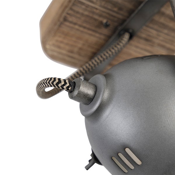 Detailaufnahme einer Deckenleuchte mit Holzbaldachin und Textilkabel