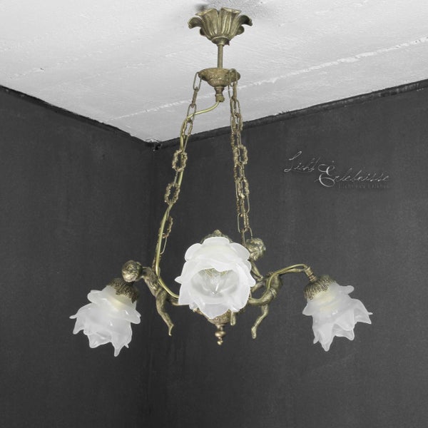 Deckenleuchte mit drei Lampen in Blütenform und Kettenaufhängung