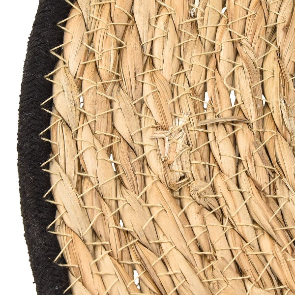 Detailansicht eines geflochtenen Untersetzers mit dunkler Bordüre