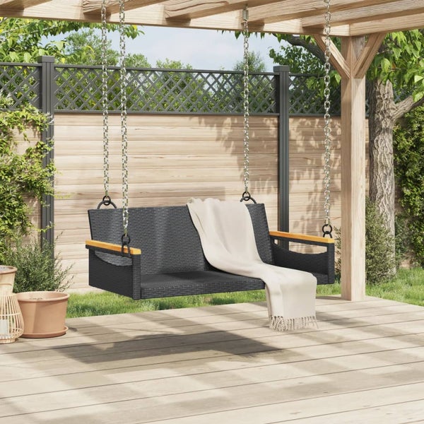 Geflochtener Rattansessel mit Holzarmlehnen für den Garten