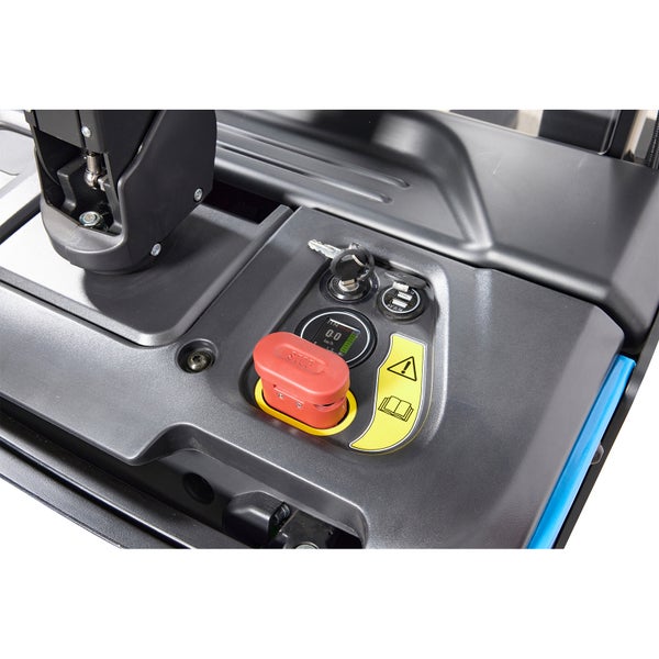 Bedienfeld eines elektrischen Hubwagens mit Not-Aus-Schalter, Zündschlüssel, digitalem Display und USB-Anschluss.