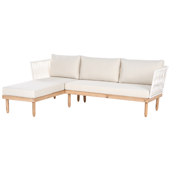 Modernes Garten-Ecksofa mit Holzgestell, cremefarbenen Polstern und dekorativen Seilelementen an den Seitenwänden.