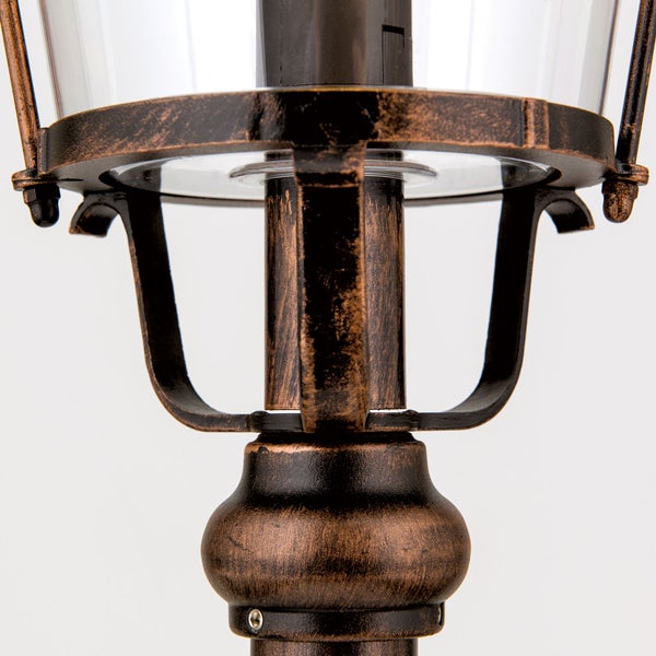 Detailaufnahme einer Außenleuchte aus Metall in Antik-Optik mit klarem Glaseinsatz.