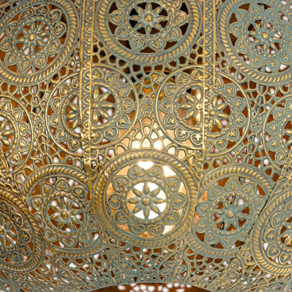 Detailaufnahme einer dekorativen Lampe mit floralen Ornamenten