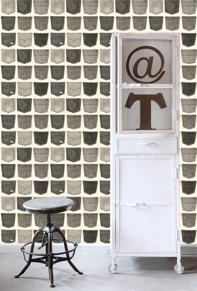 Szene mit Jeanshosen-Tapete, Metallschrank mit Symbolen und verstellbarem Hocker