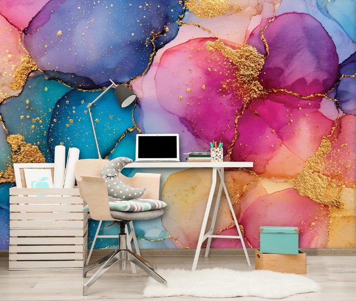 Arbeitszimmer mit Schreibtisch, Stuhl und Wandtapete im Aquarell-Stil