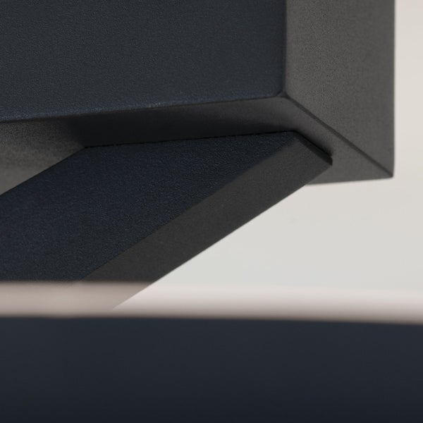 Detailaufnahme einer Wandleuchte aus Metall