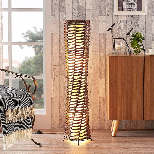 Geflochtene Stehlampe aus Holz im Wohnzimmer