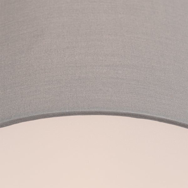 Nahaufnahme eines grauen Lampenschirms aus Textil mit gewebter Oberfläche.