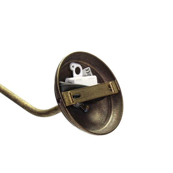 Innenansicht einer Wandleuchte mit Messinghalterung und elektrischen Anschlüssen