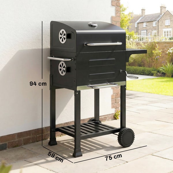 Kompakter Holzkohlegrill in heller, organisierter Balkonumgebung mit Topfpflanzen und Beistelltisch, ideal für kleine Terrassen.