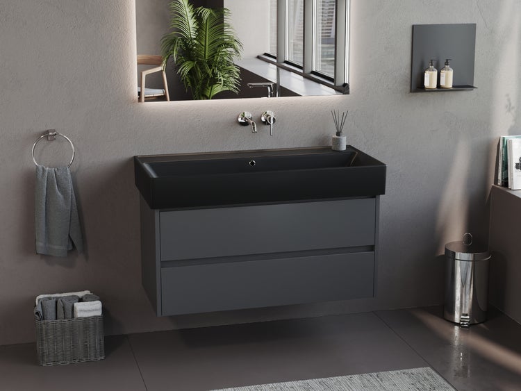 Modernes Badezimmer mit schwarzem Waschtischunterschrank, beleuchtetem Spiegel und grauen Accessoires für ein stilvolles Ambiente