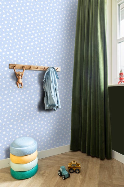Kinderzimmer mit Sternentapete, Garderobe, Vorhang und Spielzeug