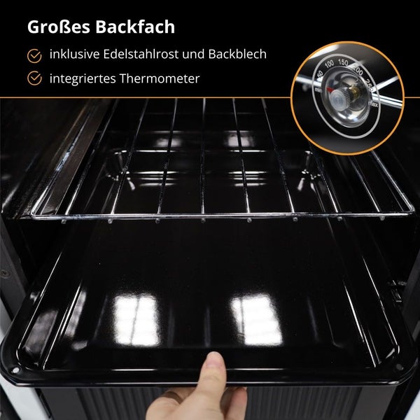 Blick in ein großes Backfach mit Backblech, Edelstahlrost und einem integrierten Thermometer bis 250 Grad.