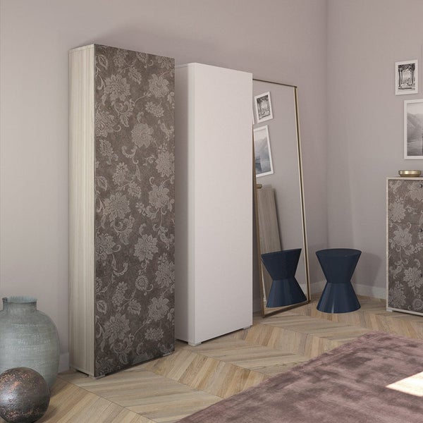 Zwei Hochschränke in einem stilvollen Wohnzimmer