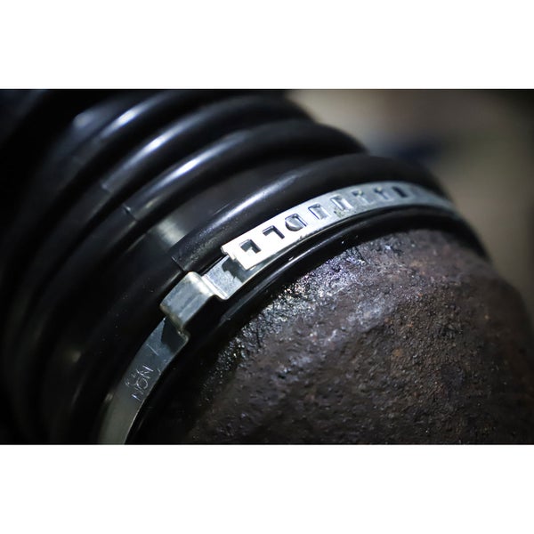 Schlauchschelle aus Metall an einem flexiblen Schlauch befestigt