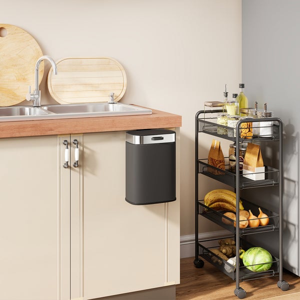 Küchenszene mit Spüle, Abfallbehälter und einem rollbaren Küchenwagen mit Lebensmitteln