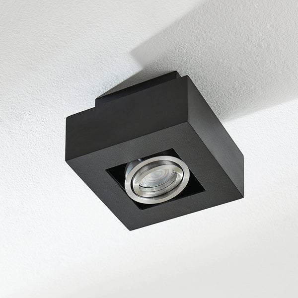 Schwarze Deckeneinbauleuchte im modernen Wohnraum