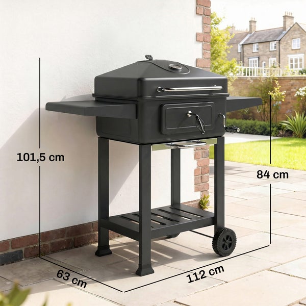 Holzkohlegrill mit Deckel und Rollen. Maße: 101,5 Zentimeter hoch, 112 Zentimeter breit, 63 Zentimeter tief, Arbeitshöhe 84 Zentimeter.