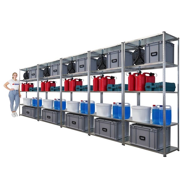 Langes Metallregal mit mehreren Regalböden, beladen mit Kisten, Kanistern und Werkzeugkästen.