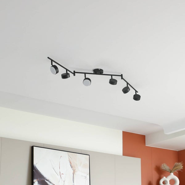 Schwarze Deckenleuchte mit sechs Strahlern zur Innenbeleuchtung