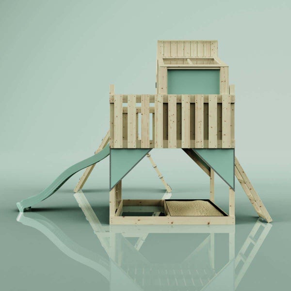 Spielturm aus Holz mit Rutsche, Sandkasten, Leiter und Spielhaus-Element auf Stelzen.