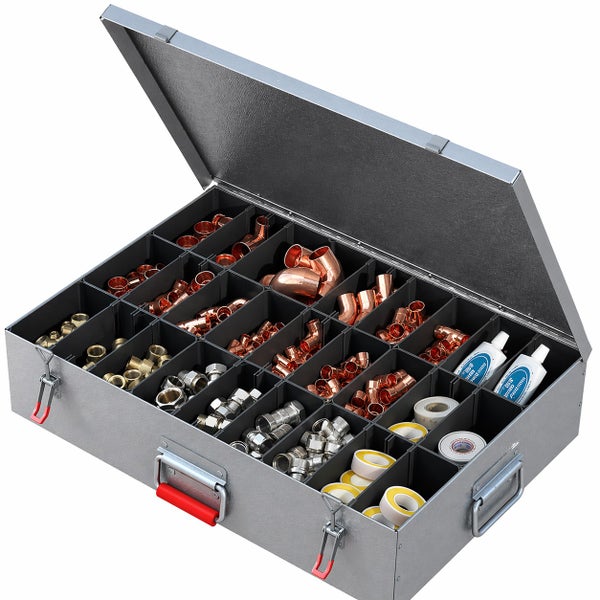 Metall-Sortimentkoffer geöffnet, gefüllt mit Kupfer- und Messing-Fittings, Gewindedichtband und Dichtstoff.