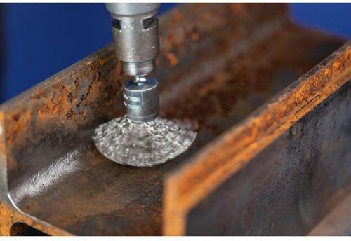 Drahtbürstenaufsatz an einer Bohrmaschine zum Reinigen von Rost auf Metall