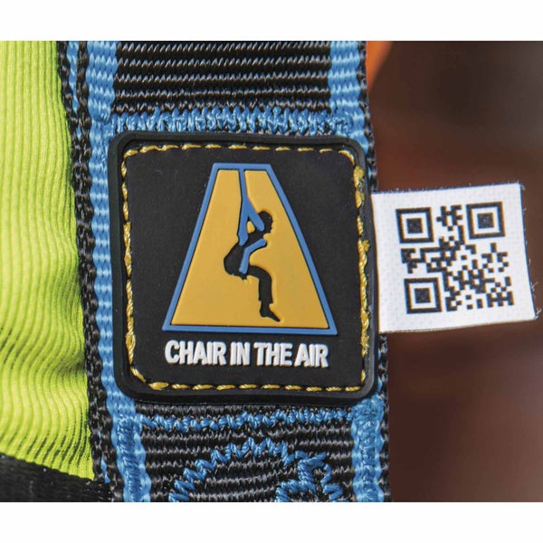 Logo einer Person im Sicherheitsgurt mit dem Text Chair in the Air und ein QR-Code auf einem Gurtband.