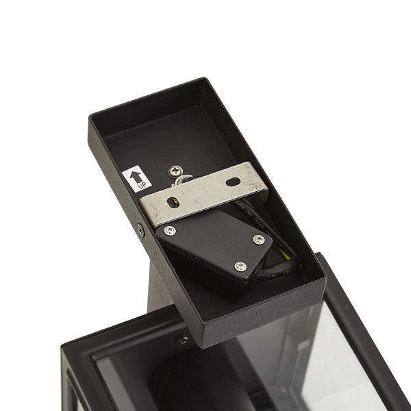 Wandhalterung einer Leuchte mit Montagebügel, Anschlussdose und Kabeln.