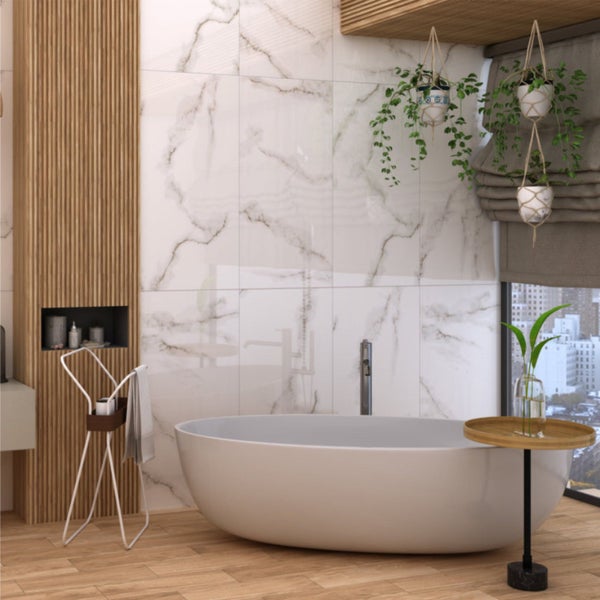 Badezimmer mit freistehender Badewanne, Marmorfliesen und Holzelementen für ein modernes Design