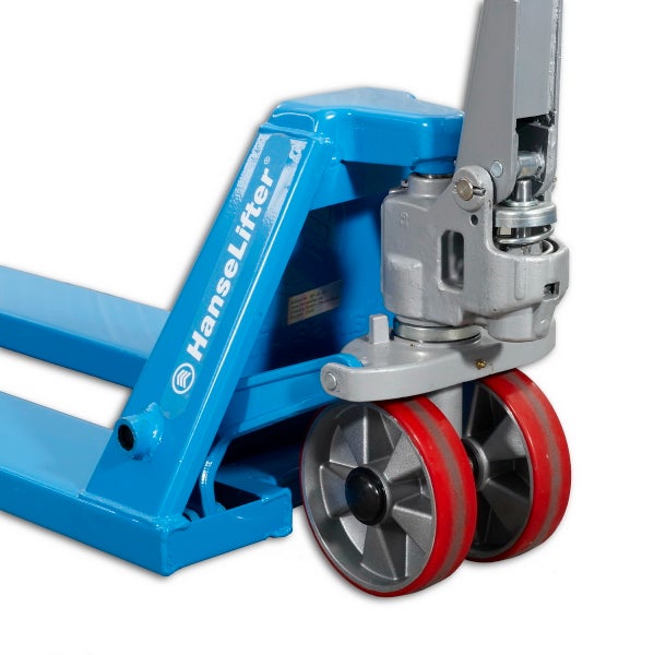 Detailansicht eines blauen Gabelhubwagens von HanseLifter mit roten Rädern