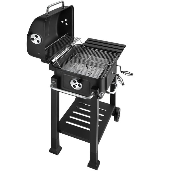 Schwarzer Holzkohlegrill mit offenem Deckel, Grillrosten, Seitenablage, unterer Ablagefläche und Rädern.