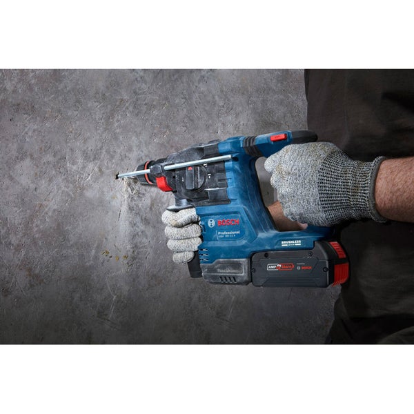 Ein Bosch Akku Bohrhammer GBH 18V 22 Professional im Einsatz an einer Betonwand mit bürstenlosem Motor.