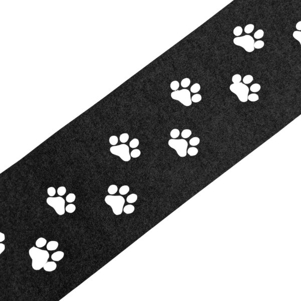 Schwarze Fußmatte mit weißen Pfotenabdrücken