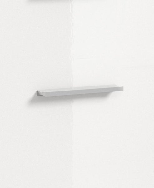Schmale Wandablage aus Metall in minimalistischem Design.