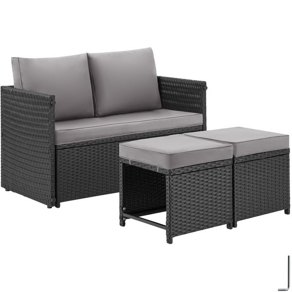 Zweisitzer-Sofa und zwei Hocker aus Polyrattan mit grauen Sitz- und Rückenkissen.